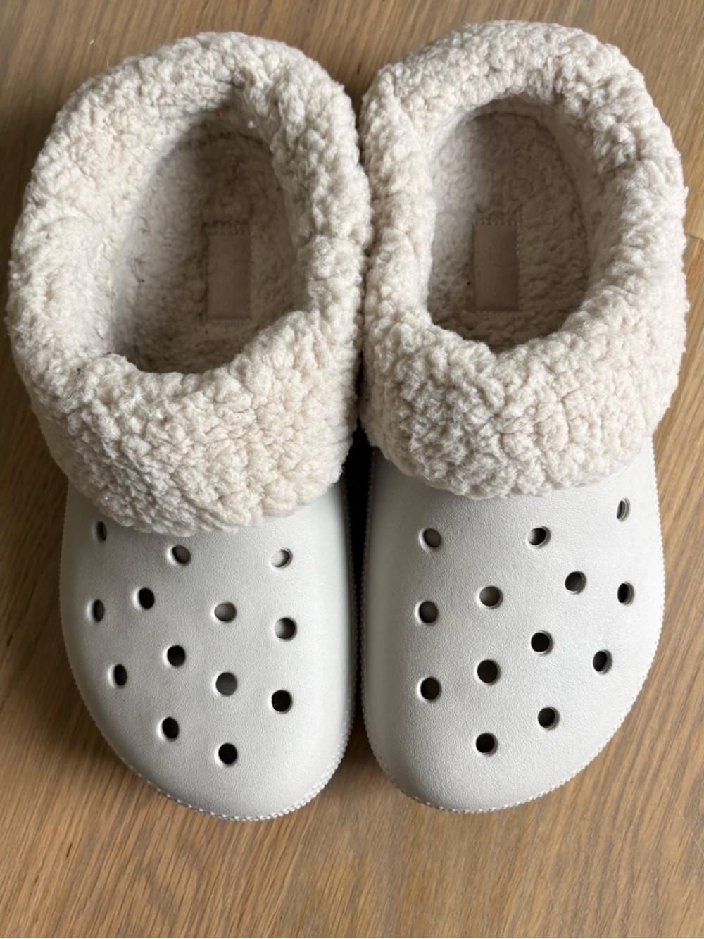 CROCS Unisex-Adult Classic Blitzen IV Cream Fleece-Lined Clogs Size: 8 W/6 M $60